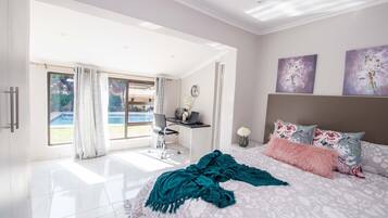 Suíte estúdio empresarial, 1 cama Queen | 1 quarto, quartos à prova de som, ferros/tábuas de passar roupa