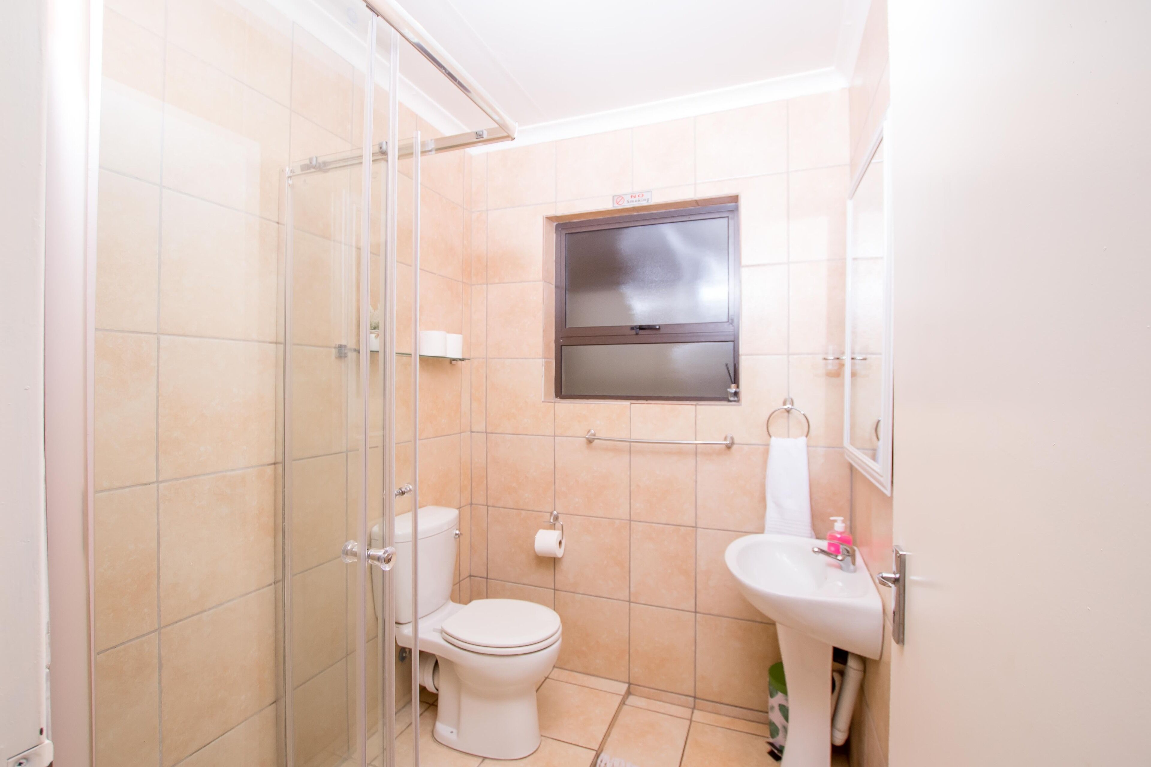 Ducha, artículos de tocador gratuitos, toallas