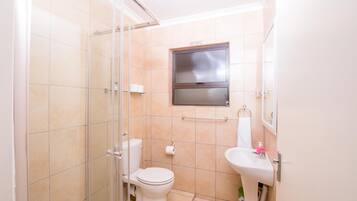 Ducha, artículos de tocador gratuitos, toallas