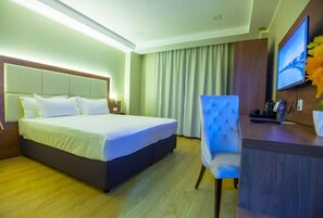 Minibar, caja fuerte, escritorio y cortinas opacas