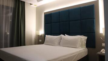 Minibar, caja de seguridad en la habitación y escritorio