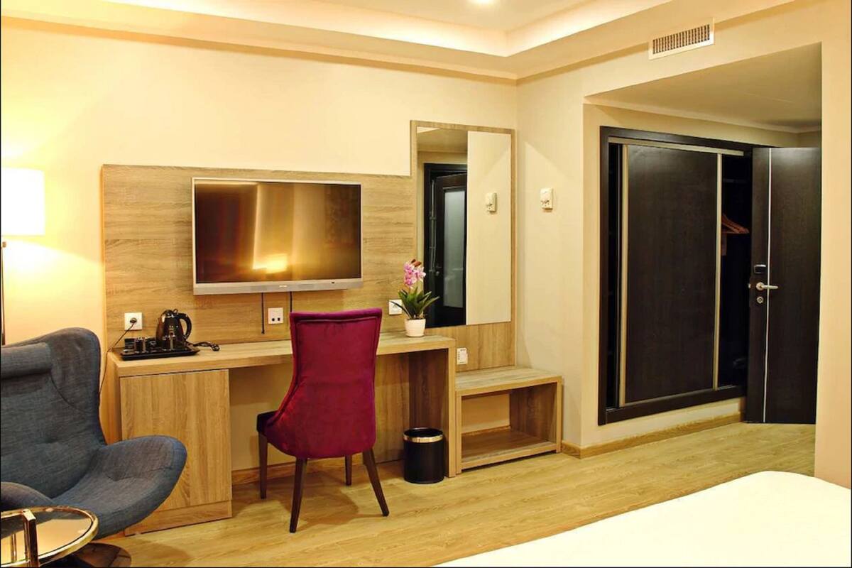 Single Room | Minibar, in-room safe, desk, blackout curtains