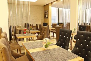 Se sirven desayunos, almuerzos, cenas y cocina local e internacional 