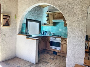 Kühlschrank, Mikrowelle, Ofen, Herdplatte