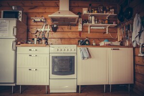 Tủ lạnh, lò vi sóng, bếp nấu, dụng cụ pha cà phê/trà