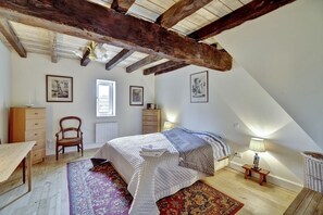 7 bedrooms, iron/ironing board, free WiFi, bed sheets