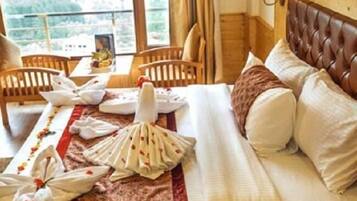 Desk, rollaway beds, free WiFi