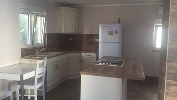 Family Apartment, 1 Queen Bed with Sofa bed, Bay View | Living area