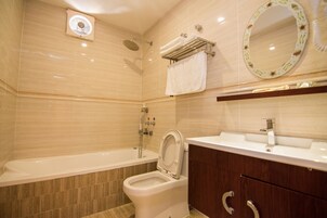 Suite familiar, accesible para personas con discapacidad | Baño | Artículos de higiene personal gratuitos, secador de pelo, bidé y toallas
