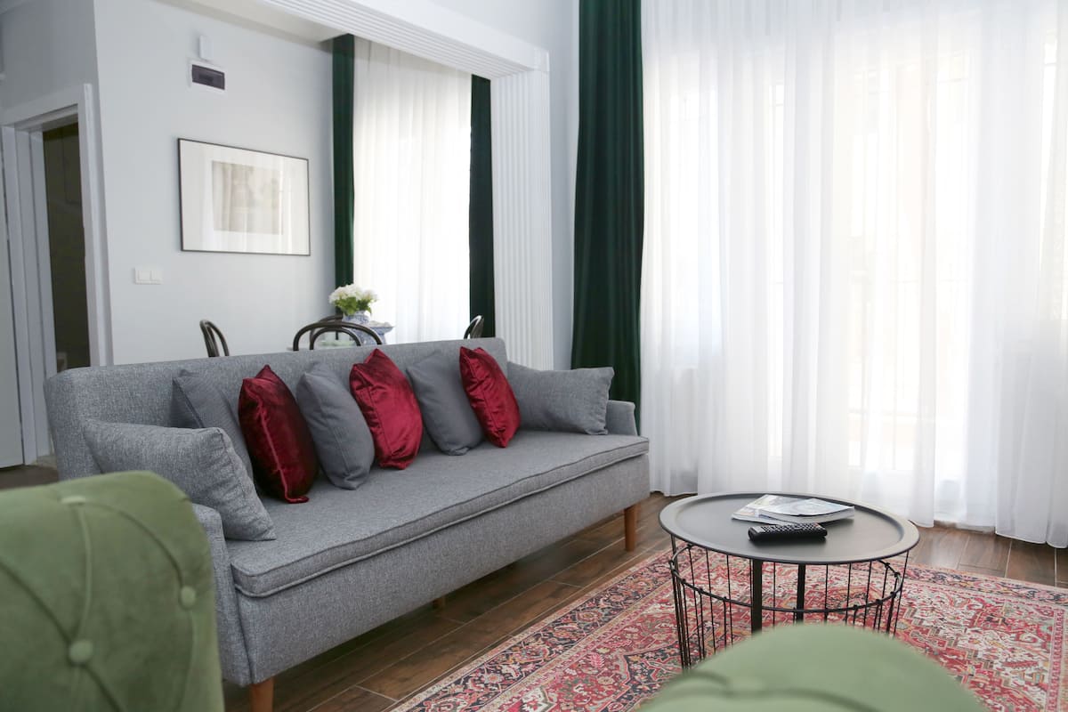 Apartamento, terraza | Sala de estar | Una televisión LED