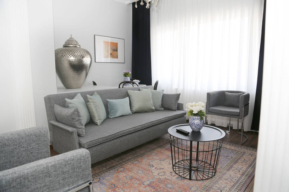 Apartamento, balcón | Sala de estar | Una televisión LED
