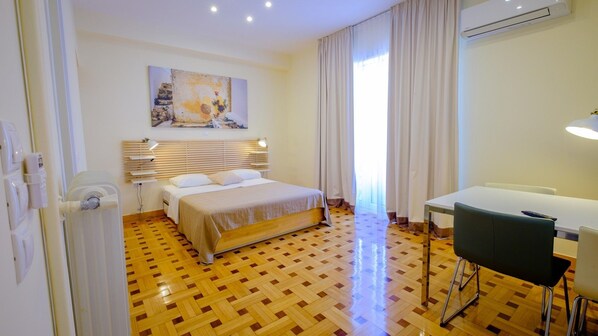 Tabla de planchar con plancha, cunas gratuitas y wifi gratis 