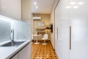 Estudio (Bright and Cozy) | Cocina privada | Refrigerador, parrilla de estufa, cafetera y tetera y tetera eléctrica 