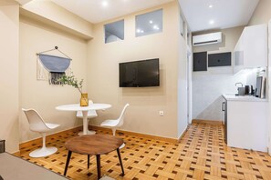 Departamento, 1 habitación (Superior 1BR Flat) | Sala de estar | Televisión de 60 cm con canales por cable 