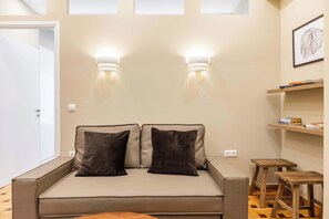 Departamento, 1 habitación (Superior 1BR Flat) | Sala de estar | Televisión de 60 cm con canales por cable 