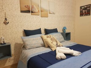 Habitación doble, baño compartido | Camas con efecto memoria, decoración personalizada y muebles diferentes 