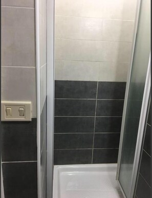Shower, hair dryer - New Golden House (Rome)