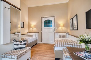 Hypo-allergenic bedding, iron/ironing board, free WiFi, bed sheets - Strandschlösschen (Lübeck)