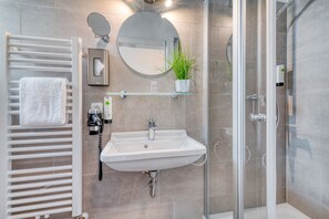 Single Room (Mini) | Bathroom | Shower, hair dryer, towels - Strandschlösschen (Lübeck)