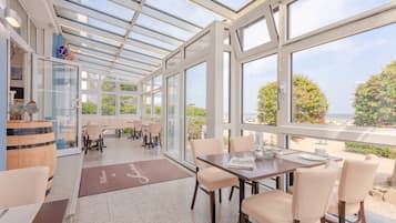 Café da manhã com buffet diário (EUR 17.90 por pessoa)