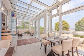 Daily buffet breakfast (EUR 17.90 per person) - Strandschlösschen (Lübeck)