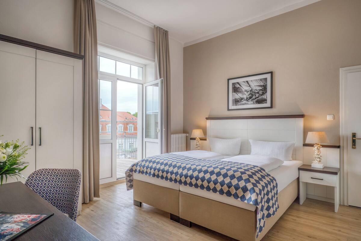 Ropa de cama hipoalergénica y tabla de planchar con plancha