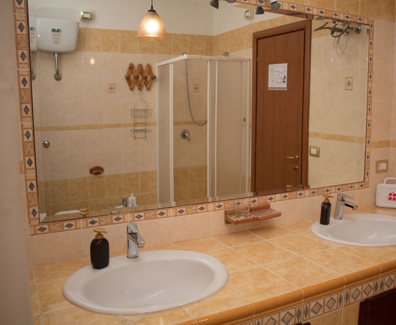 Douche, articles de toilette gratuits, sèche-cheveux, bidet