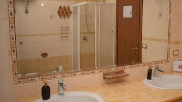 Douche, articles de toilette gratuits, sĂšche-cheveux, bidet