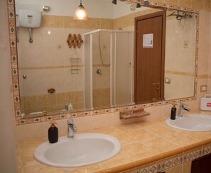 تجهيزات دش، مستلزمات مجانية للعناية الشخصية، مجففات شعر، مراحيض شطف