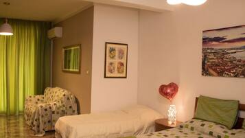 Deluxe-Dreibettzimmer, Gemeinschaftsbad | Zimmersafe, Zustellbetten, kostenloses WLAN, Bettwäsche