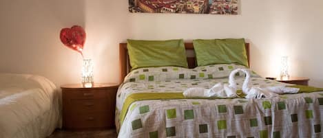 Deluxe trippelrum - delat badrum | Värdeförvaringsskåp på rummet, extrasängar, gratis wi-fi och sängkläder