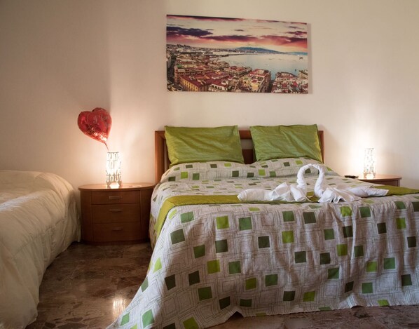 豪華三人房, 共用浴室 | 房內夾萬、摺床/加床 (收費)、免費 Wi-Fi、床單