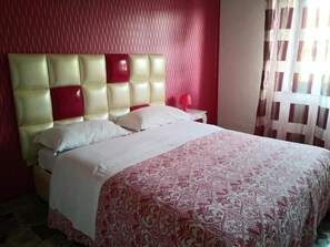 房內夾萬、摺床/加床 (收費)、免費 Wi-Fi、床單