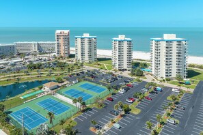 Un grand hôtel à plusieurs étages, doté d’un parking et d’un court de tennis.