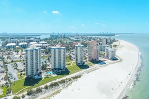 Eine Küstenregion mit Hochhäusern, einem Strand und einer Marina.