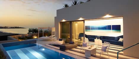 Gold Star Suite with Private Pool | Kolam renang | 2 kolam renang outdoor, dengan payung kolam renang dan kursi berjemur