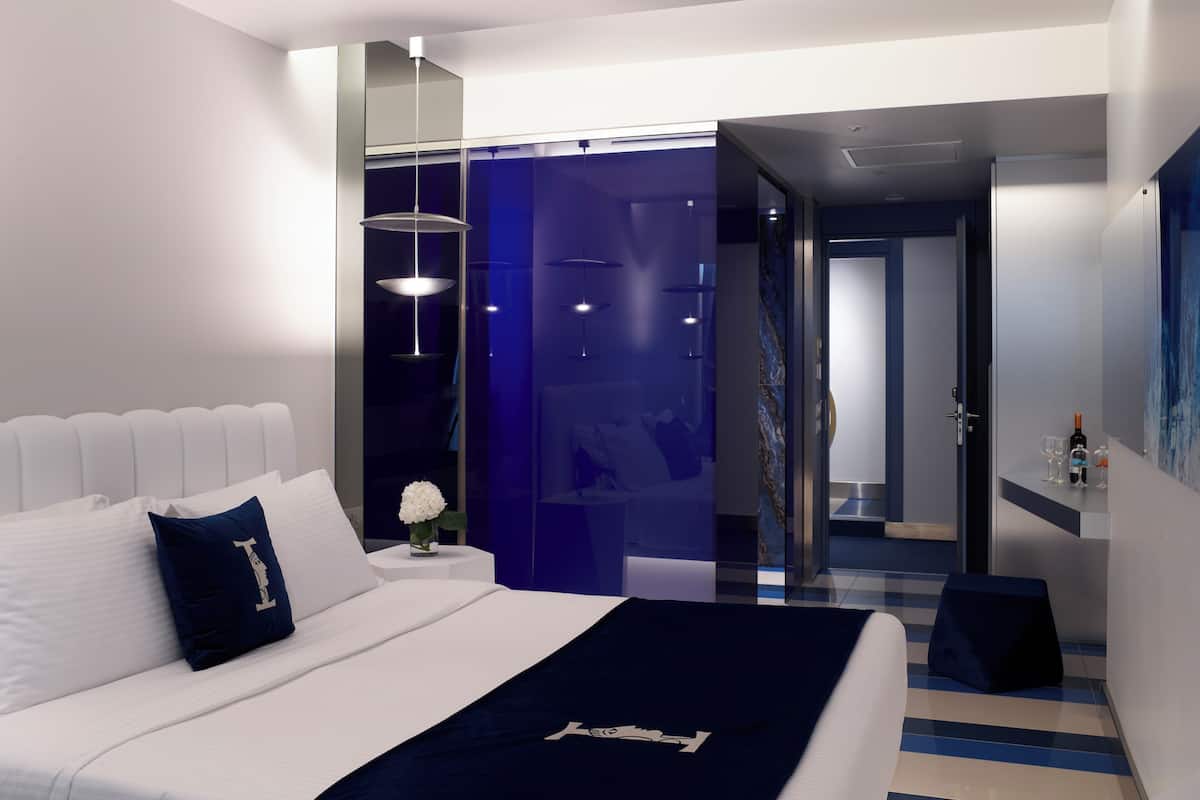 Silver Double Land View | Sengetøy i egyptisk bomull, sengetøy av topp kvalitet og safe på rommet