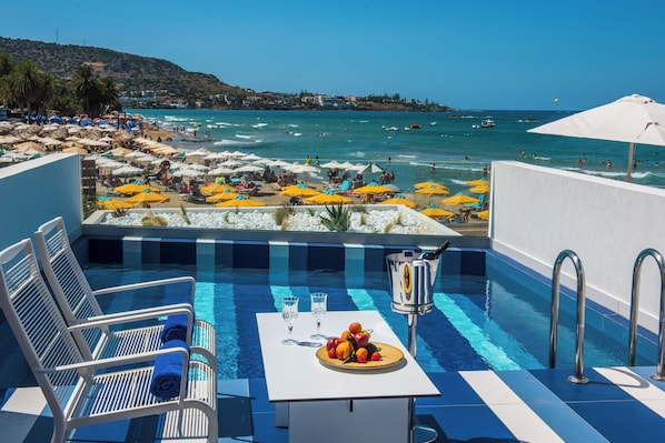 Gold Suite Sea View with Private Pool | Egyptian cotton sheets, premium bedding, in-room safe, blackout drapes