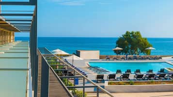 2 piscinas al aire libre, sombrillas, sillones reclinables de piscina