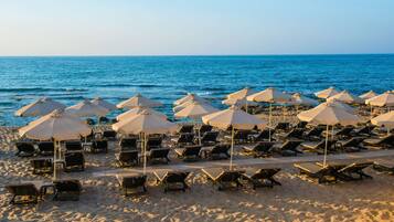 En la playa, camastros, sombrillas y toallas de playa