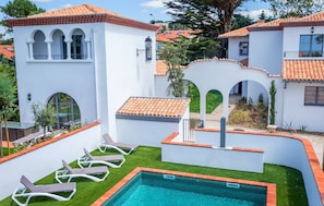 Seasonal outdoor pool