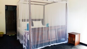 In-room safe, soundproofing, WiFi (free), bed sheets - Tamarind Blue (Tangalle)