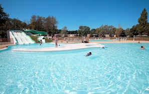 Seasonal outdoor pool, pool umbrellas, sun loungers - Domaine Résidentiel de Plein Air Le Vorlen (Fouesnant)