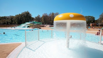 Piscina stagionale all'aperto, ombrelloni da piscina, lettini