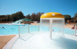 Seasonal outdoor pool, pool umbrellas, sun loungers - Domaine Résidentiel de Plein Air Le Vorlen (Fouesnant)