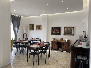 Petit déjeuner composé de spécialités régionales (5 EUR par personne)