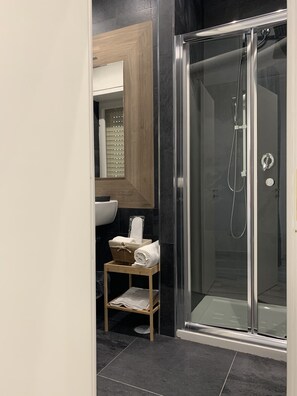 Quarto casal real, vista para a cidade | Chuveiro