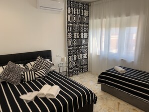Chambre Triple Exclusive, vue ville | Literie de qualité supérieure, couette en duvet d'oie
