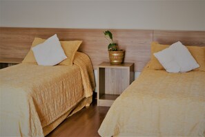 Minibar, bed sheets - Hotel Bologna (Campos do Jordão)