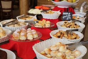 Free daily buffet breakfast  - Hotel Bologna (Campos do Jordão)